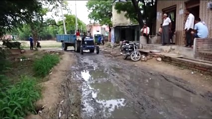 ताज नगरी आगरा में एक गांव के लोग आज भी नरकीय हालात में रह रहे हैं