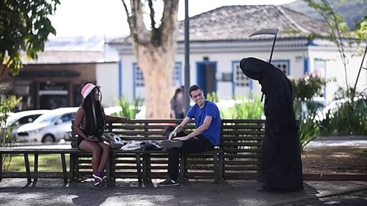 ‘Morte’ alerta sobre perigos da Covid-19