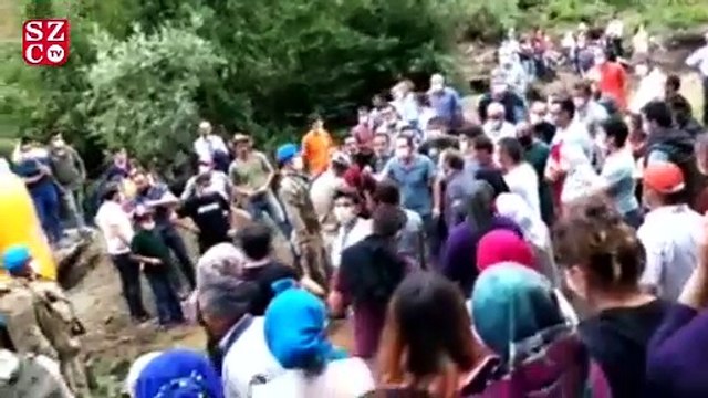 Köylülerin HES direnişi: Kepçelerin önüne oturup engellediler