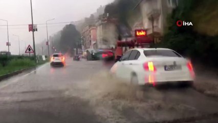 Rize'de şiddetli yağış yolları göle çevirdi