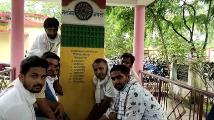 कांग्रेसियो ने स्वतंत्रता संग्राम सेनानी स्तम्भ पर की साफ-सफाई