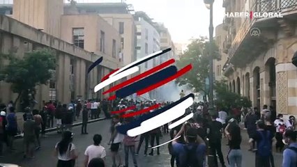 Beyrut'ta hükümetin istifa haberinden sonra gösteriler başladı