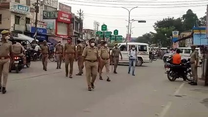 यूपी के सीतापुर में वकीलों के प्रदर्शन को लेकर पुलिस बल तैनात
