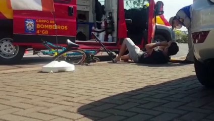 Vítima de colisão entre carro e bicicleta é socorrida pelo Siate