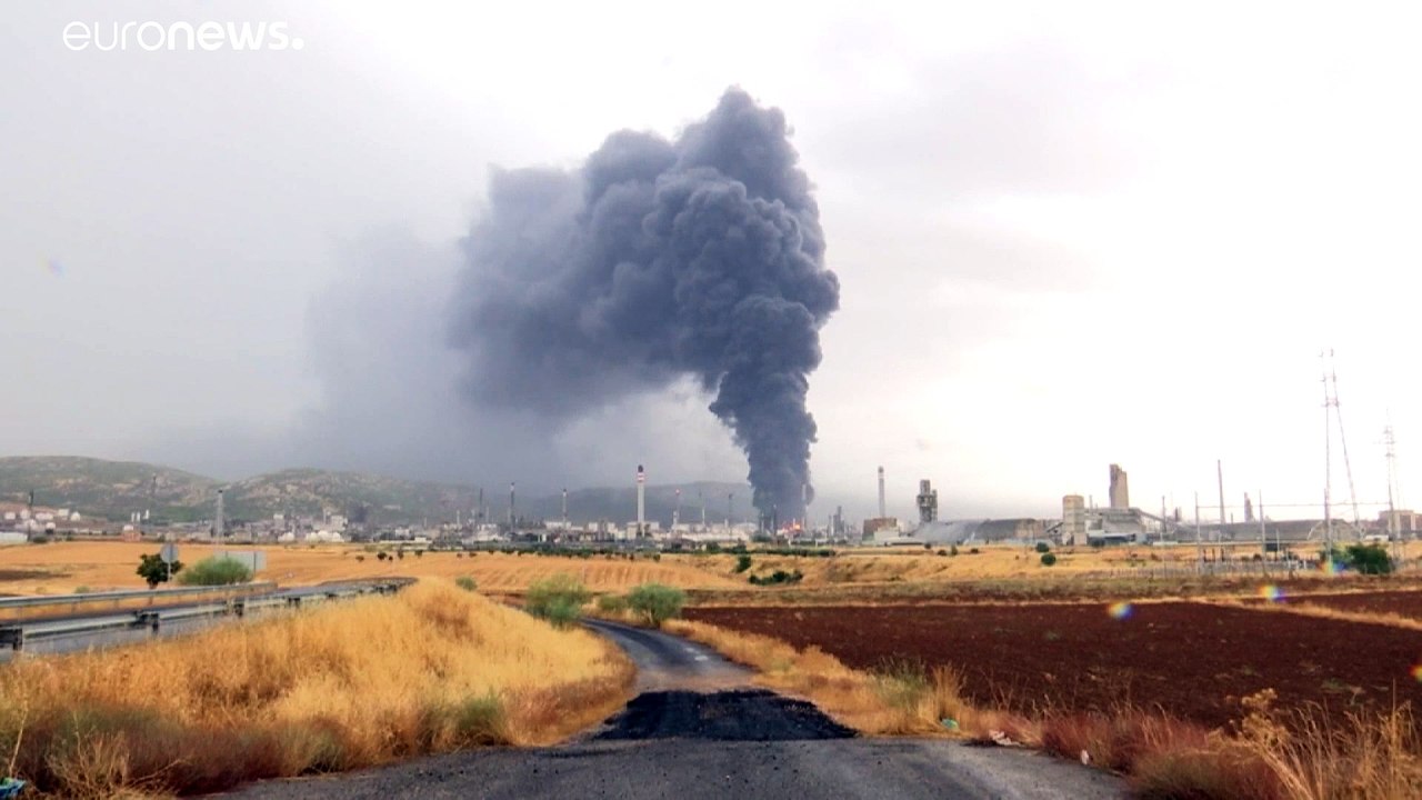 Blitzschlag: Brand in spanischer Ölfirma