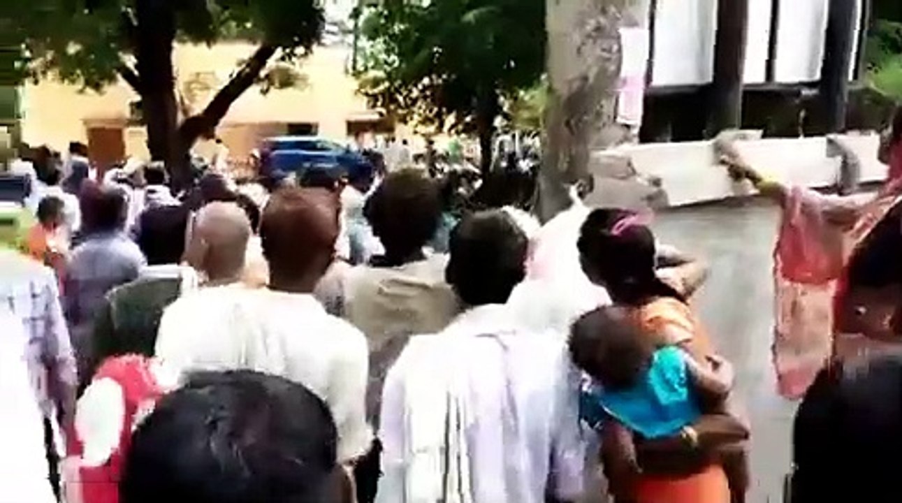 यूपी के सीतापुर में प्रधान और लेखपाल पर पिटाई का आरोप
