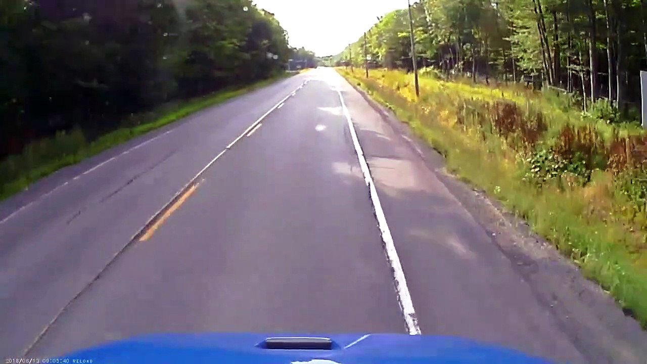 Un conducteur évite la collision frontale de justesse