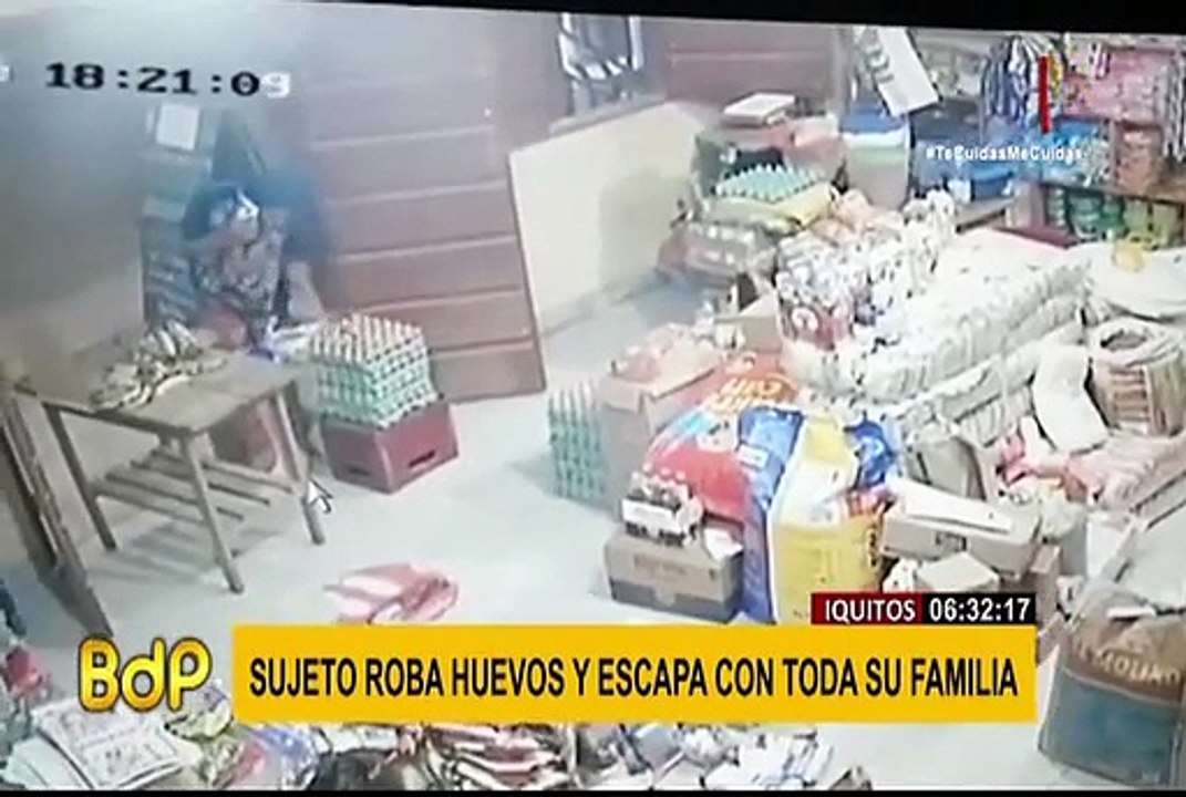 Iquitos: sujeto roba planchas de huevo y escapa con su familia en moto