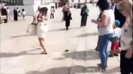 Quand un rat sème la panique dans la rue et finit sur une petite fille
