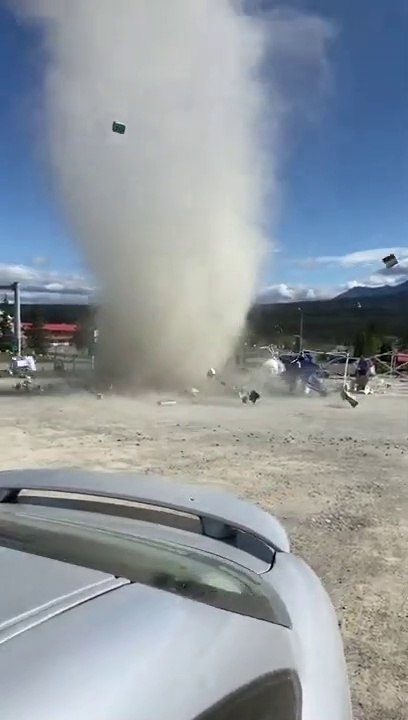 Une impressionnante tornade de poussière vient détruire un stand de fruits et légumes