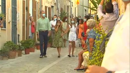 La Infanta Sofía llega a Petra con muletas y una venda en la pierna tras sufrir una caída