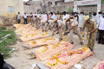 श्मशान में ही सजी चिता, सामूहिक श्रद्धांजलि, तीन जगह 11 जनों की अंत्येष्टि