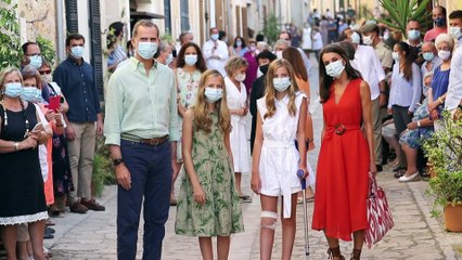 La Infanta Sofía aparece con muleta y apoyada en su hermana en Mallorca