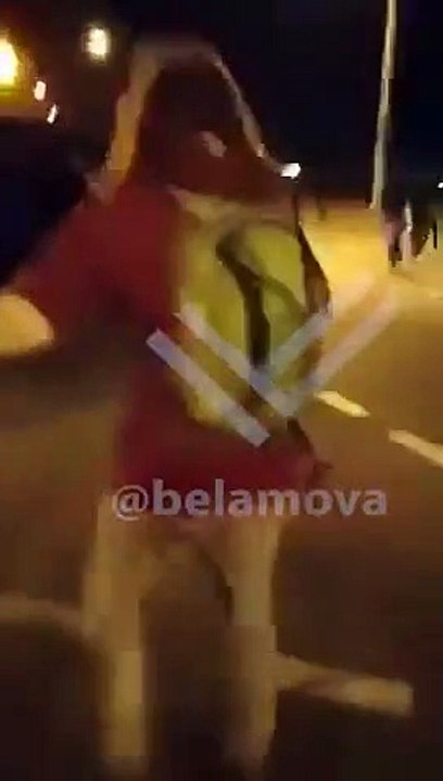 КАК В МИНСКЕ ПРОТЕСТУЮЩИЕ ГОНЯЮТ ОМОНОВЦЕВ
