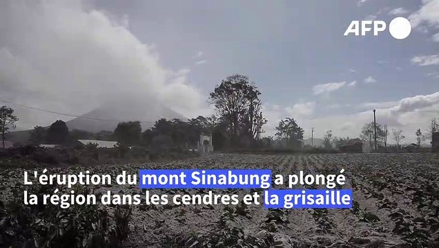 Indonésie: des villages couverts de cendres après une éruption volcanique