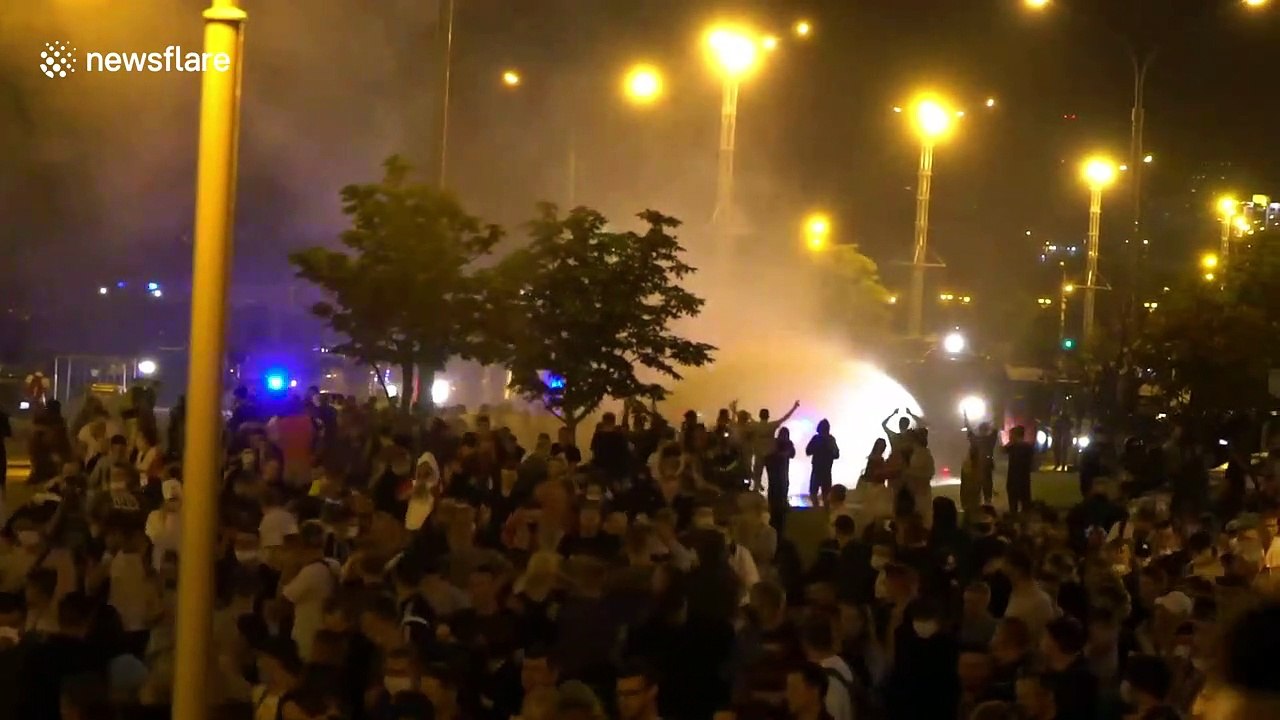 Dramatic scenes as Minsk protesters hit with tear gas during clashes with police
