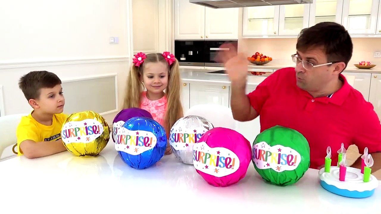 Diana and Roma Play with Colored Surprises