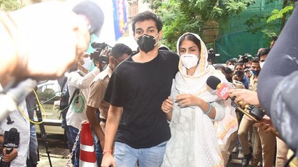 Rhea Chakraborty के इनकम टैक्‍स में नजर आई ED को गड़बड़ी, कमाई से ज्‍यादा न‍िवेश|FilmiBeat