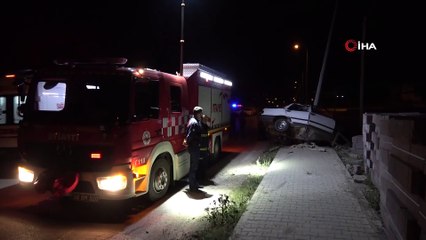 Otomobili ile aydınlatma direğine çarpan sürücü hayatını kaybetti