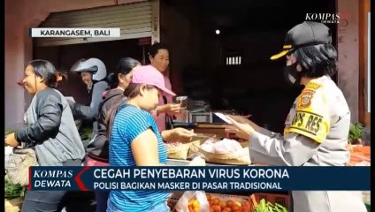 Polisi Bagikan Masker Di Pasar Tradisional