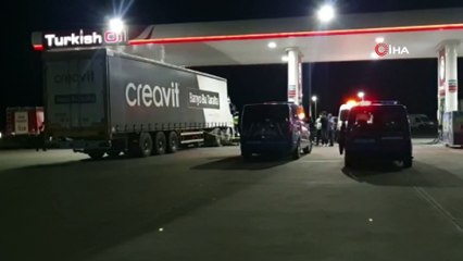 Sürücü tamir etmeye çalıştığı tırın altında kalarak can verdi