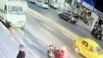 Motosiklet sürücüsü otomobilin altında kalmaktan kurtulduğu anlar kamerada