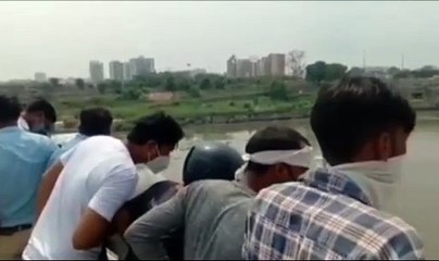 घर में झगड़ा किया और गुस्से में रिवरफ्रंट से गोमती नदी में कूद गया युवक