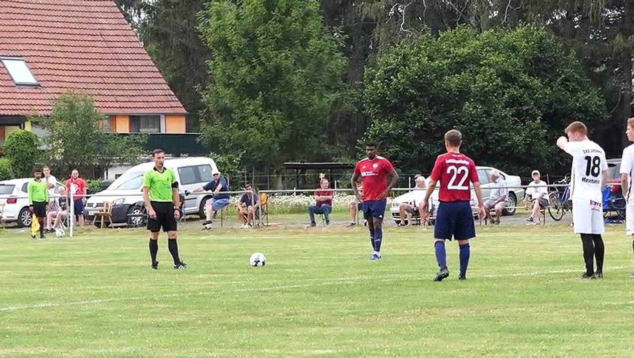 Freistoß von Ladushan Ravindran (TSV LaSeu) gegen die SVG
