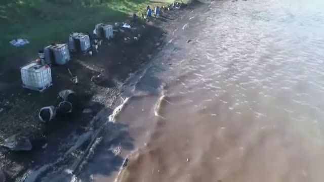 Intentan contener el vertido de Isla Mauricio con barreras