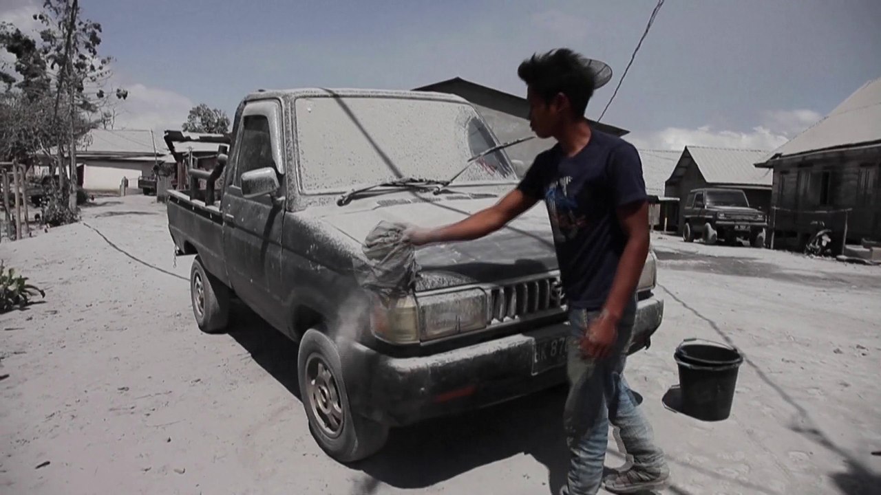 Un village recouvert de cendres en Indonésie après l'éruption volcanique du mont Sinabung