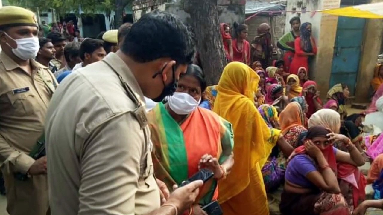 निधन पर शोक संवेदना व्यक्त करने पहुंची भरथना विधायक का सावित्री कठेरिया