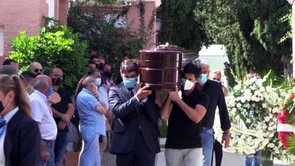 Jesulín de Ubrique y sus hermanos portan el féretro de su padre