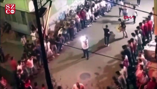 Yüzlerce kişi asker eğlencesinde el ele verip halay çekti, sosyal mesafe unutuldu