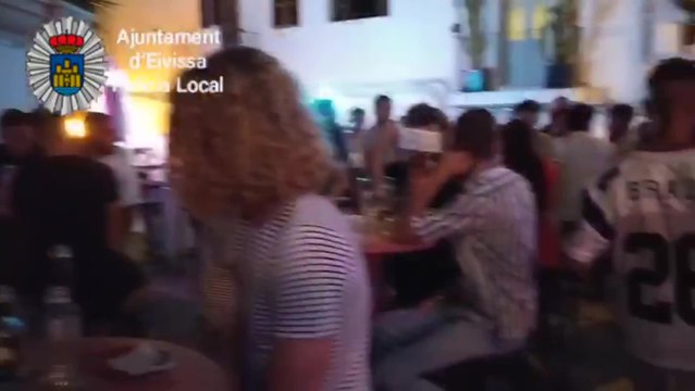 Cierran de manera temporal una calle de Ibiza debido a la aglomeración de personas