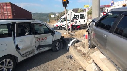 Otomobiller kavşakta çarpıştı: 3 yaralı