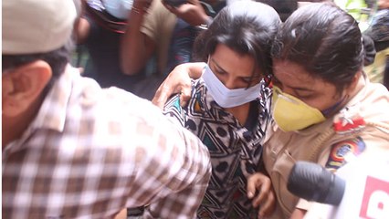Sushant Singh Rajput की Ex-Manager Shruti Modi पूछताछ के बाद दिखी परेशान FilmiBeat