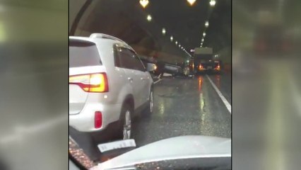 양양고속도로에서 승용차 빗길 전복...1명 부상 / YTN