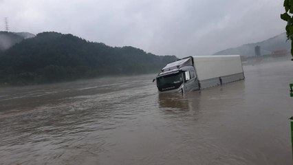 세종에서 차 몰고 침수된 도로 진입했다가 고립된 70대 구조 / YTN