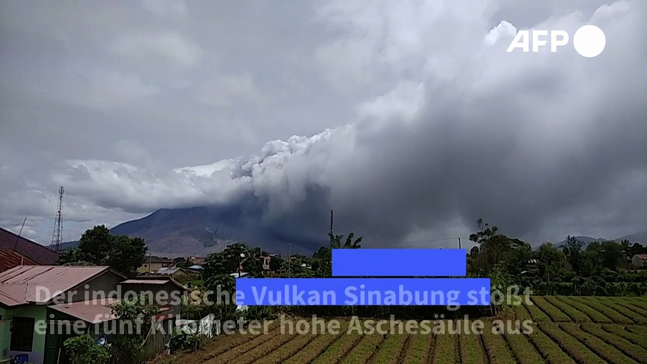 Vulkan Sinabung stößt fünf Kilometer hohe Aschesäule aus