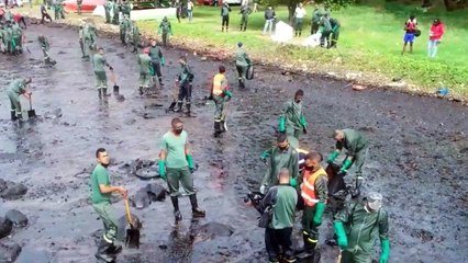 Thousands of Mauritians try to protect their island from the oil spill