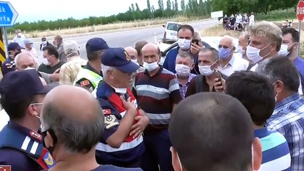 Hüyük'te altgeçit yapılmasını isteyen mahalle sakinleri yolu trafiğe kapattı - KONYA