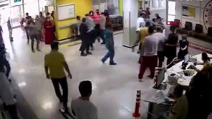 Siverek'te yaralı yakınları acil serviste görevlilere saldırdı: 5 yaralı