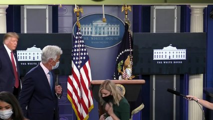 Trump é retirado às pressas de coletiva de imprensa, mas retorna