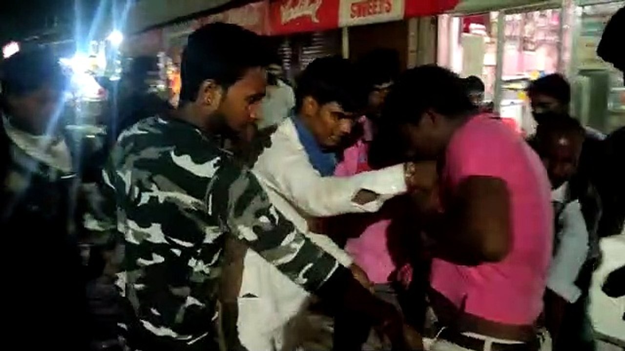 किसी बात को लेकर हुई कहा सुनी में चले लात-घुसे