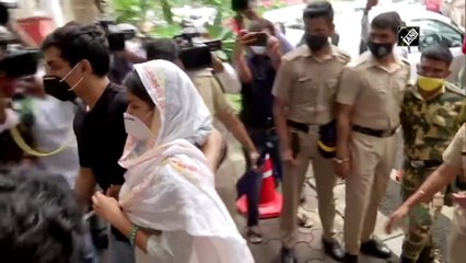 भाई और पिता के साथ ED कार्यालय पहुंची रिया चक्रवर्ती