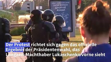 Mit Blumen gegen die Staatsgewalt in Belarus