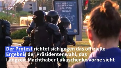 Mit Blumen gegen die Staatsgewalt in Belarus