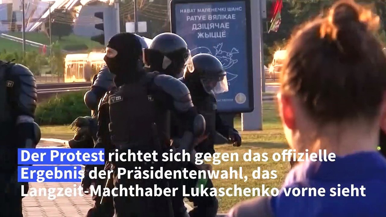 Mit Blumen gegen die Staatsgewalt in Belarus