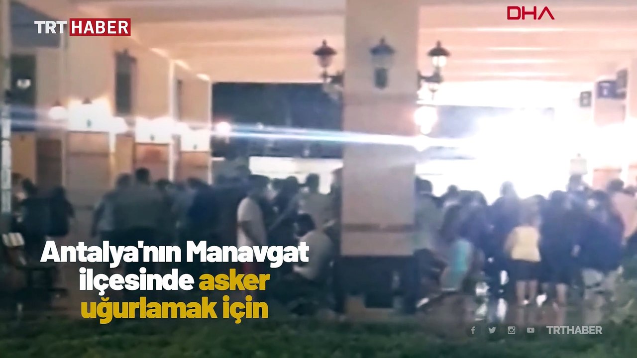 Asker uğurlamada sosyal mesafe unutuldu: Arkadaşlarını havaya atarak otobüse bindirdiler