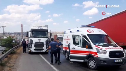 Otomobil tankere çarptı, sıkışan sürücüyü itfaiye kurtardı